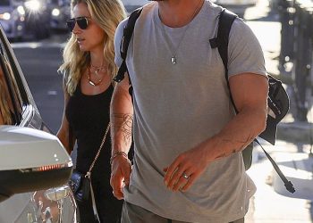 Elsa Pataky nosi luksuzne torbe vrijedne 7000 dolara dok stiže u Sydney sa suprugom Chrisom Hemsworthom i njihovim troje djece