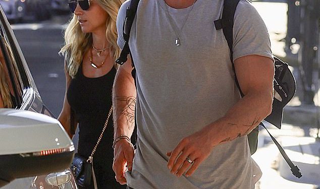 Elsa Pataky nosi luksuzne torbe vrijedne 7000 dolara dok stiže u Sydney sa suprugom Chrisom Hemsworthom i njihovim troje djece