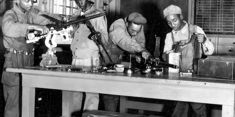 Enola gay hiroshima bombarber, ženski i crni vojnici izbrisani su u šokantnom pentagon dei datoteci čistač