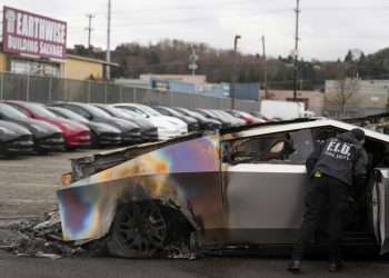 FBI -ova radna skupina za terorizam koja istražuje najnoviji napad požara na objekt Tesla