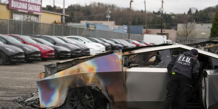 FBI -ova radna skupina za terorizam koja istražuje najnoviji napad požara na objekt Tesla