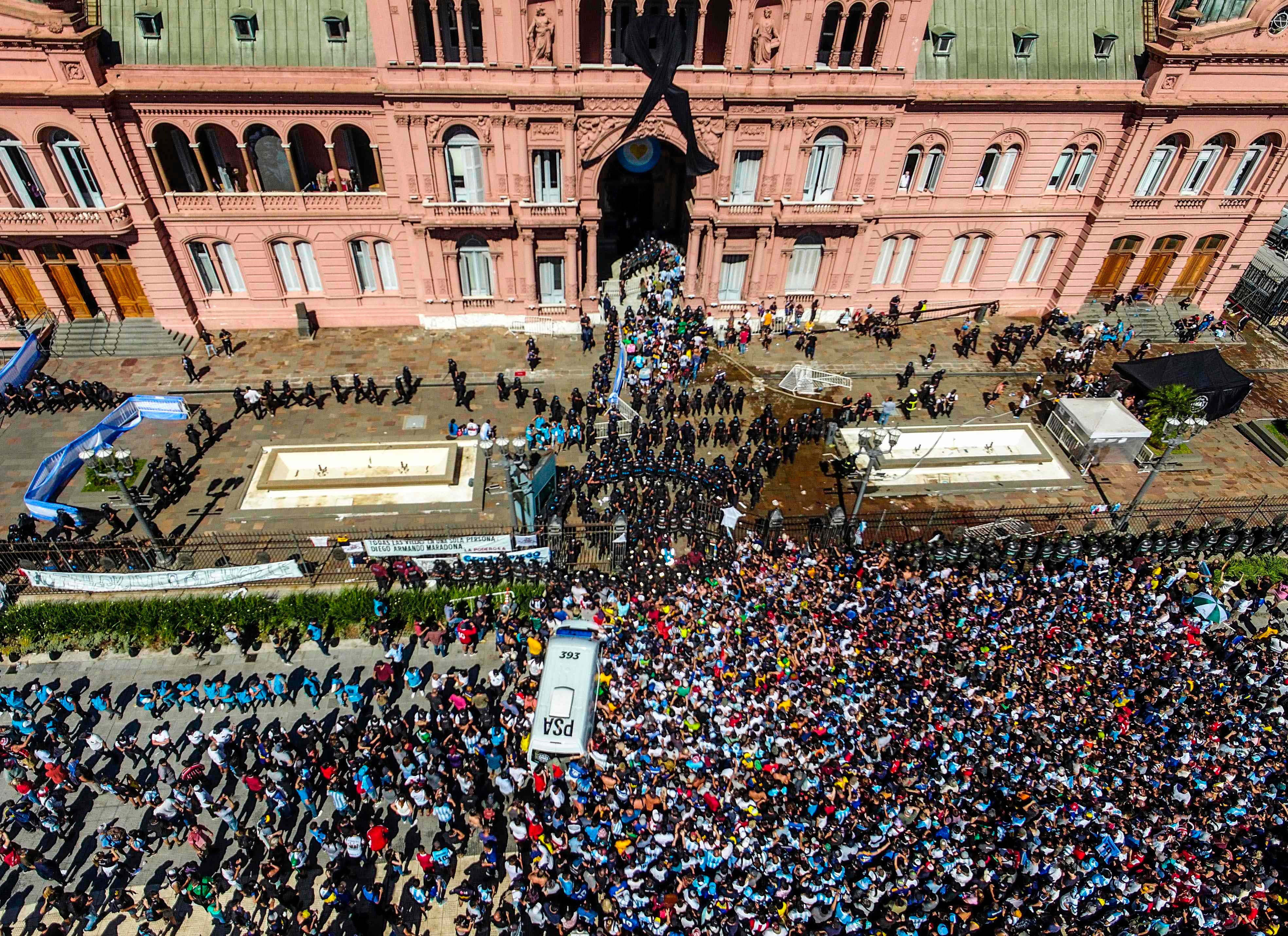 Publika ispred predsjedničke palače Casa Rosada za vrijeme buđenja Maradone