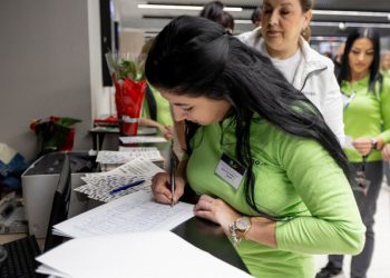 FOTO 100.000 građana potpisalo inicijative za strože zakone o nasilju nad ženama