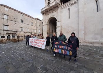 FOTO I u Trogiru prosvjedovali protiv klečavaca: “Simboliziraju želju za gušenjem sloboda žena i kontrole nad njihovim tijelima”