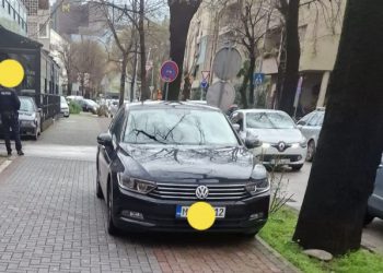 FOTO Nepropisno parkiranje pored Vlade HNŽ, točno pred očima policije