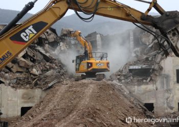 FOTO Počelo rušenje mostarske Fabrike duhana na čijem mjestu bi trebao niknuti novi objekt Lidl-a