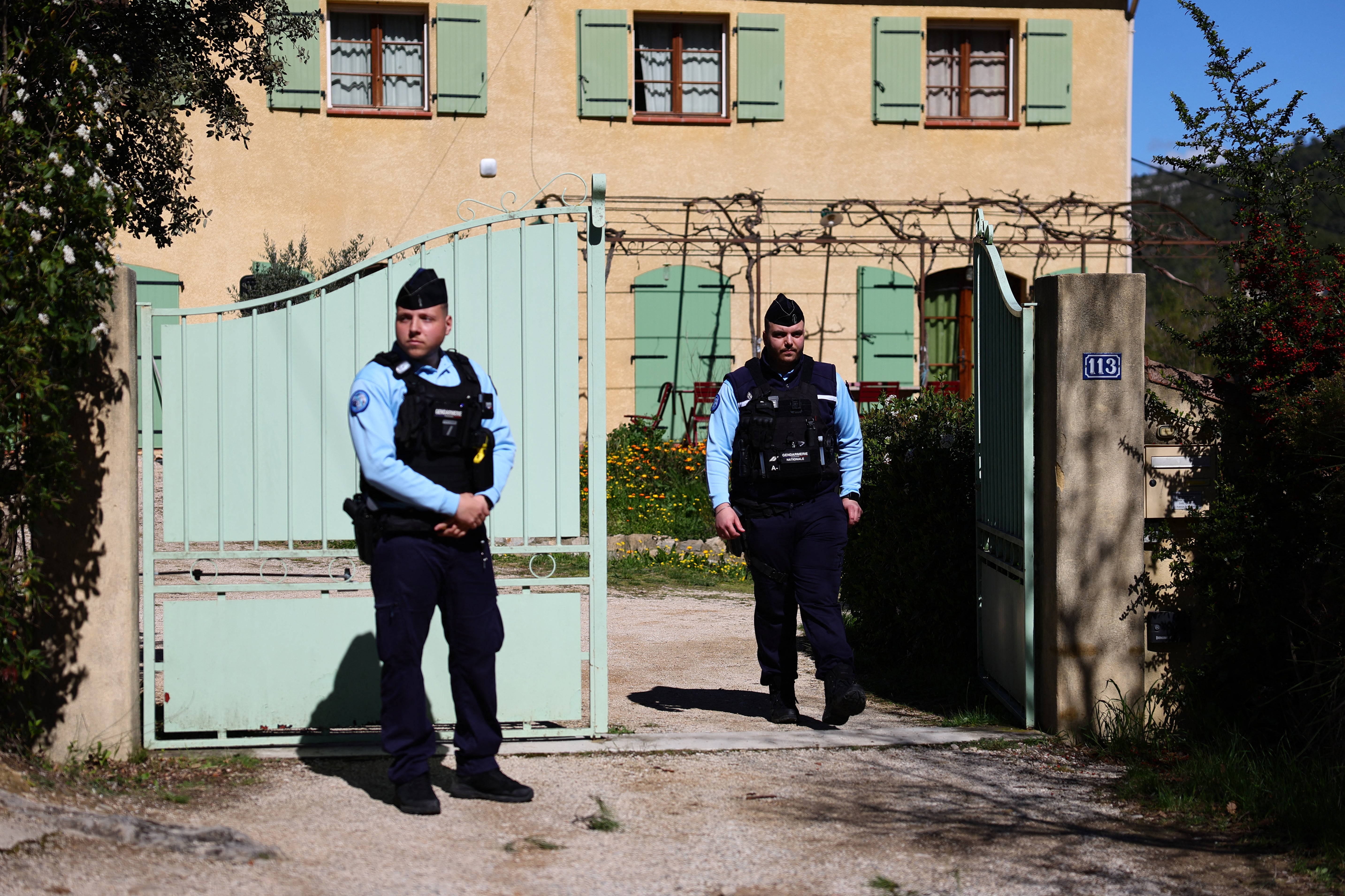Žandarmi čuvaju ulaz u obiteljsko imanje nakon zore u utorak