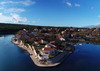 Fekalije iz septičkih jama izravno zagađuju Karinsko more, ništa u svojih više mandata niste napravili!