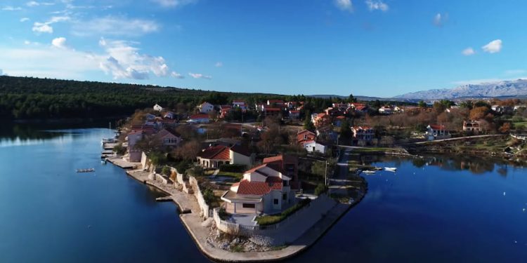 Fekalije iz septičkih jama izravno zagađuju Karinsko more, ništa u svojih više mandata niste napravili!