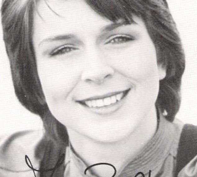 Fern Britton, 67, izgleda neprepoznatljivo dok dijeli Snapback Snap kako bi proslavio 45 godina rada u TV industriji