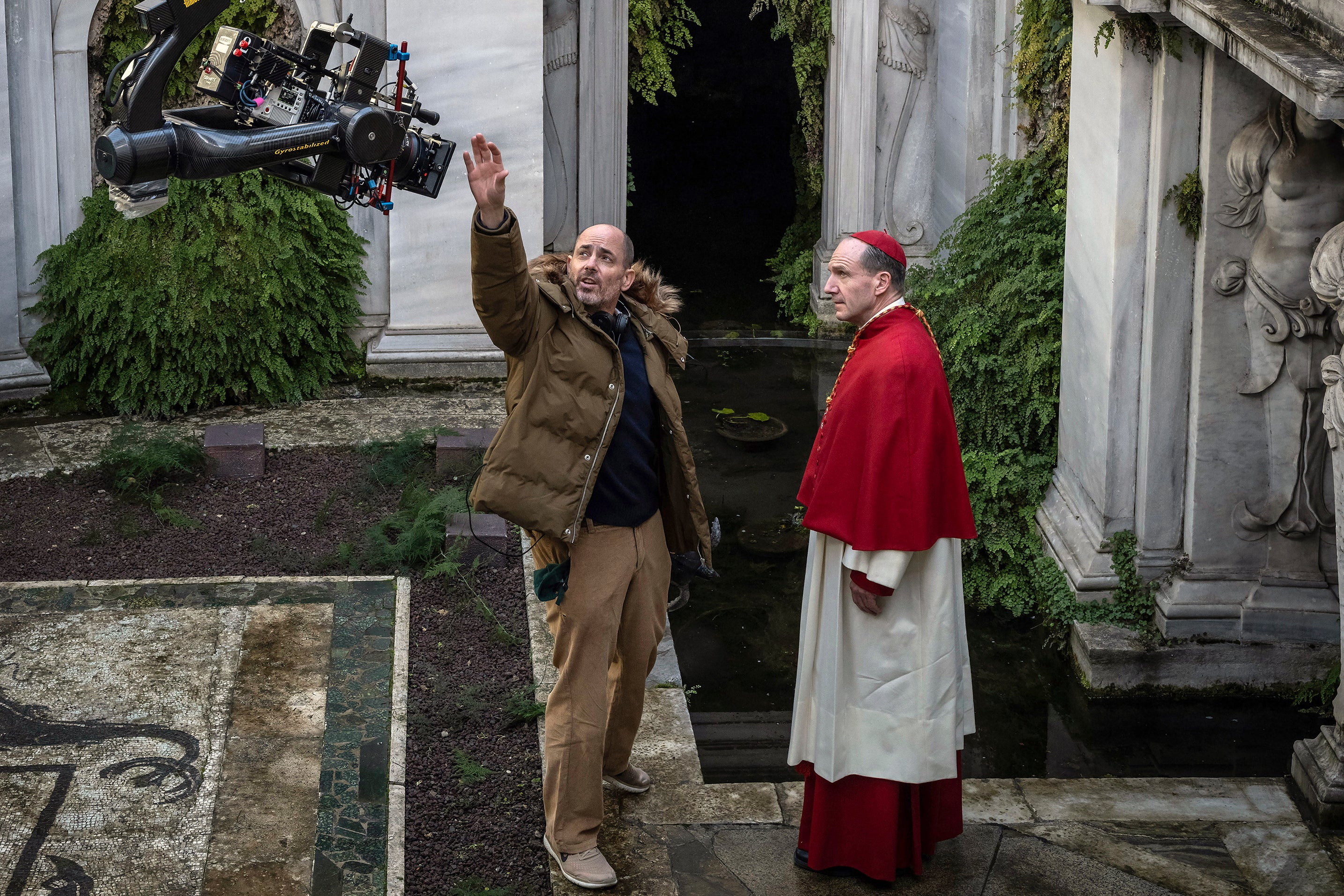 Ova slika koju je objavio značajke Focus prikazuje redatelja Edwarda Bergera, lijevo, a glumac Ralph Fiennes na setu konklave