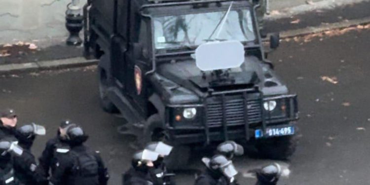Fotografije dokazuju da je srpska policija imala zvučni top na prosvjedima