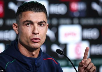 Fuming Cristiano Ronaldo vraća se novinarima zbog postavljanja “nepoštenih” pitanja jer zahtijeva da me jedan novinar “pogleda u oči”