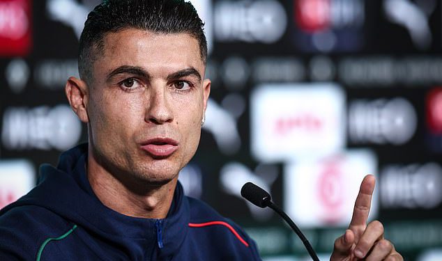 Fuming Cristiano Ronaldo vraća se novinarima zbog postavljanja “nepoštenih” pitanja jer zahtijeva da me jedan novinar “pogleda u oči”