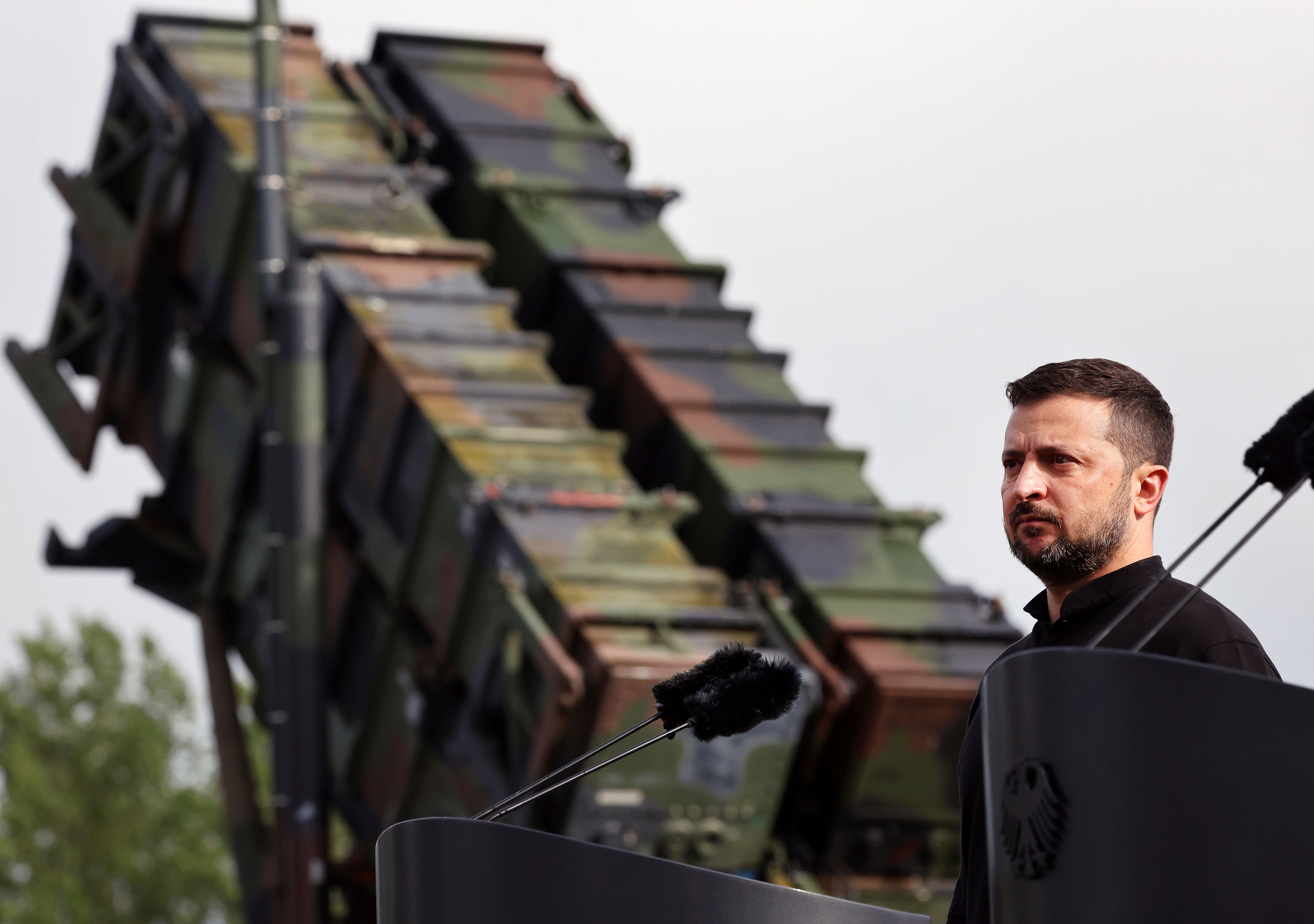 Volodymyr Zelensky stoji pored američkog sustava zračne obrane Patriot