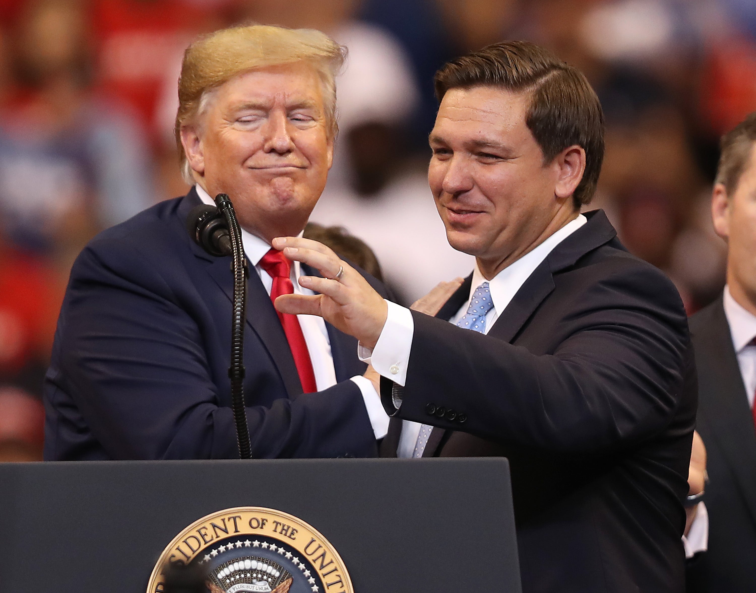 Trump (l), na slici s Desantisom prikazanim na mitingu kampanje u studenom 2020. godine, ciljao je na Fox News zbog podrške guverneru Floride nakon srednjoročnih izbora 2022