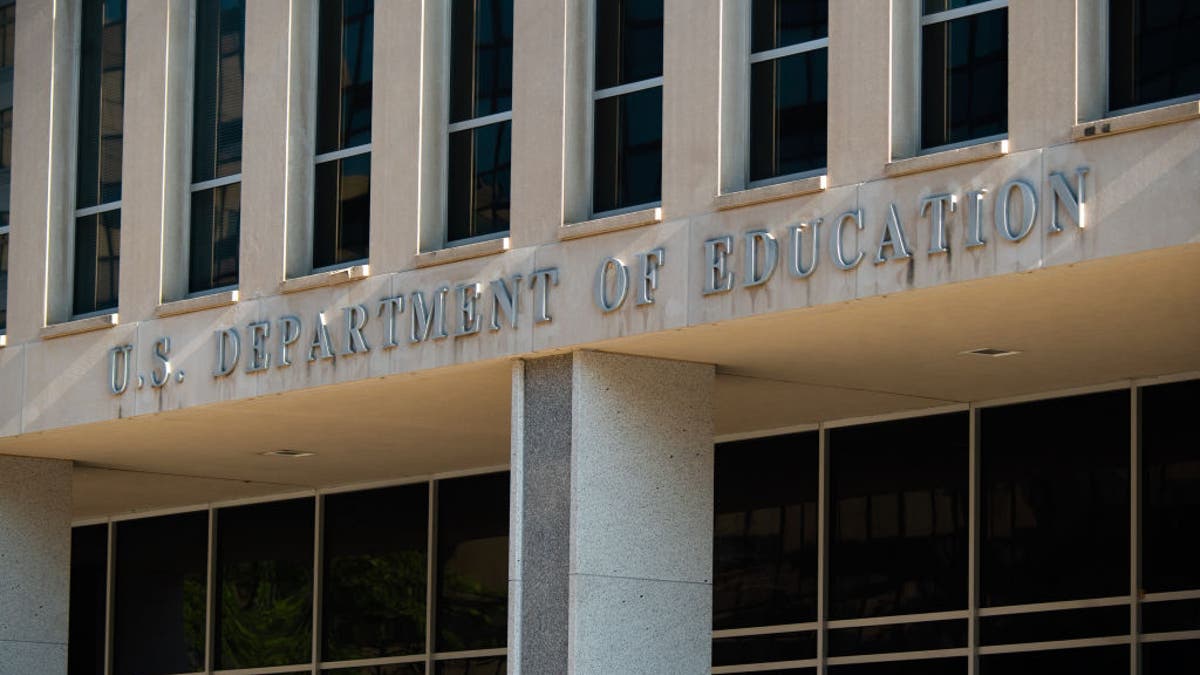 Doe Building Closeup pucanj