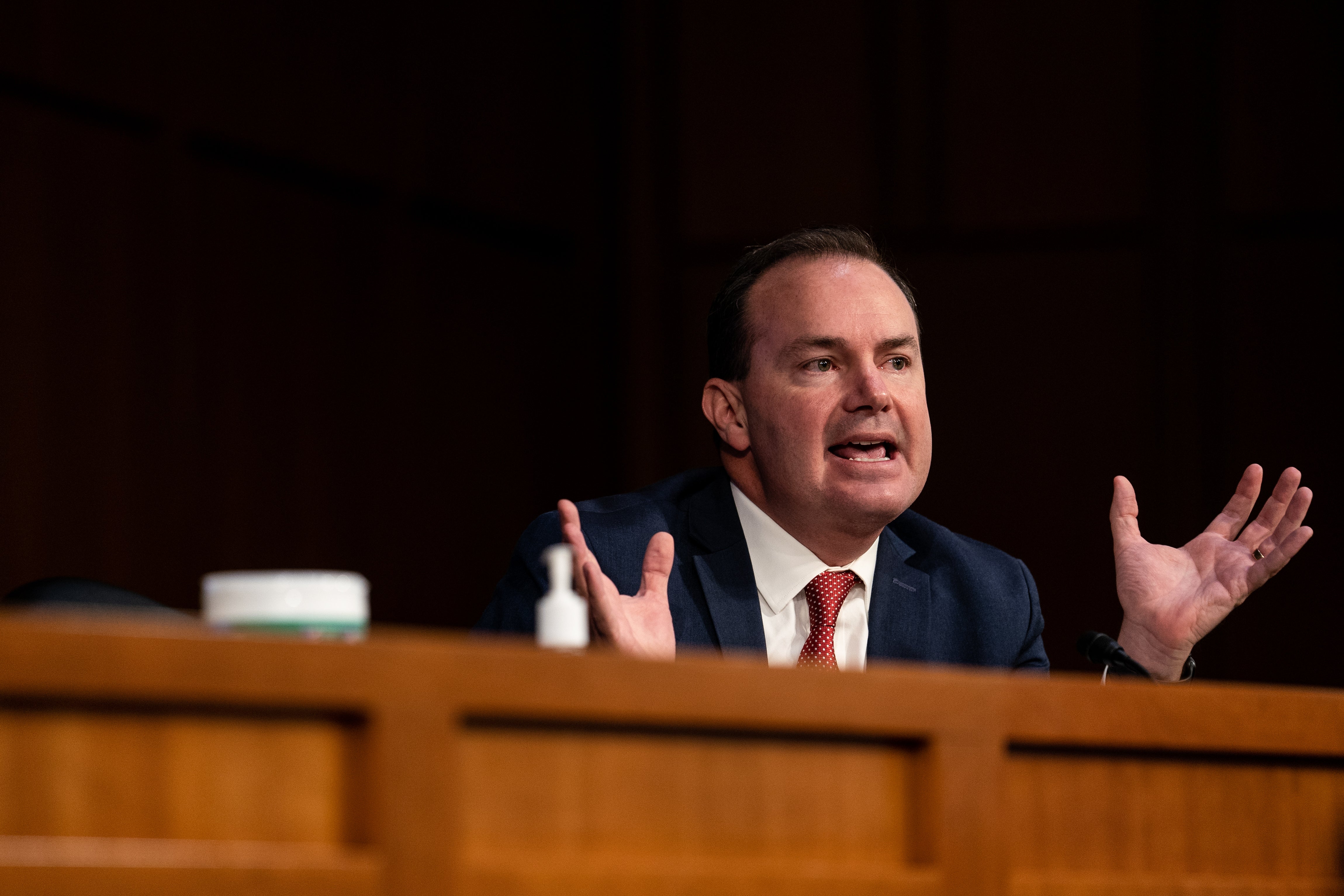 Američki senator Mike Lee (R-UT) govori tijekom kandidata za kandidat za pravdu Vrhovnog suda Amy Coney Barrett, potvrda za potvrdu Senatskog odbora za pravosuđe odbora za Vrhovni sud u zgradi ureda Senata HART-a 12. listopada 2020. u Washingtonu, DC. Predložio je da SAD trebaju napustiti NATO