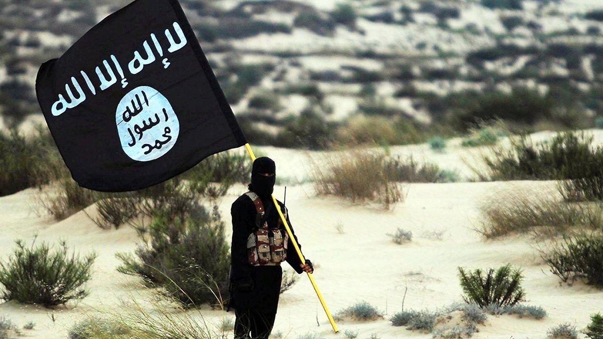 ISIS vojnik koji drži zastavu