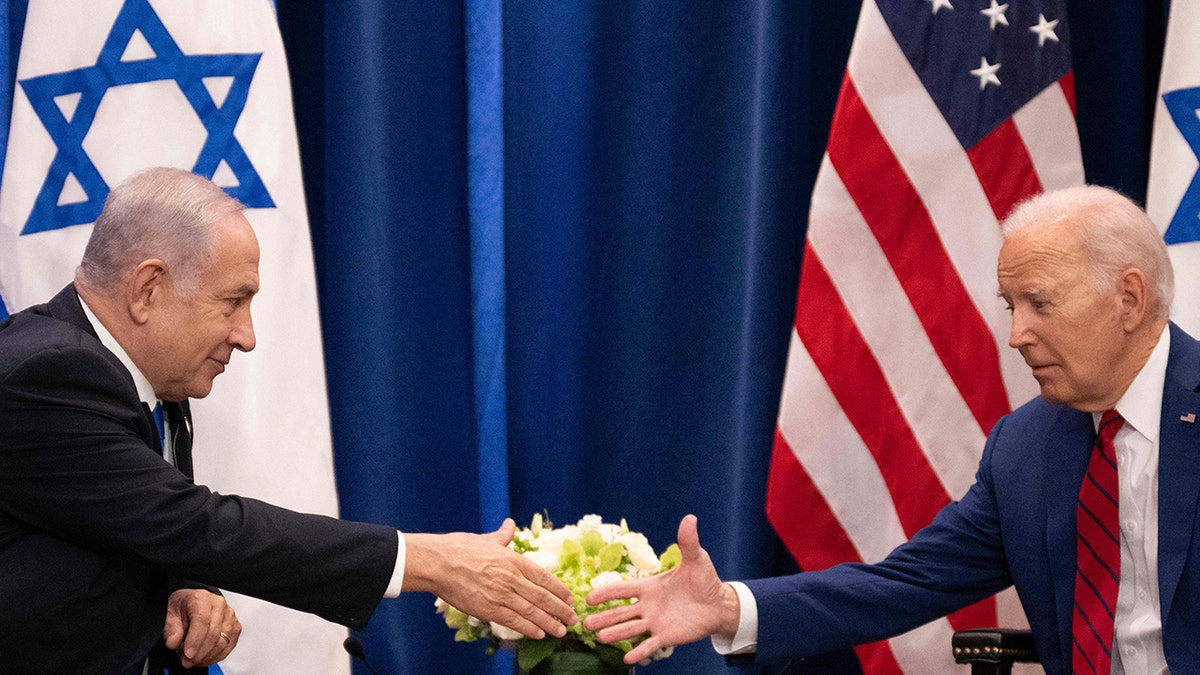 Biden se rukuje s Netanyahuom