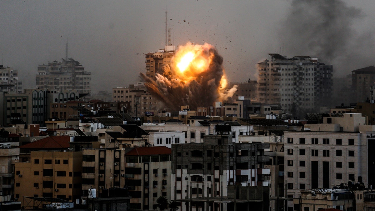 Dim se diže i vatrena kugla preko zgrada u gradu Gaza