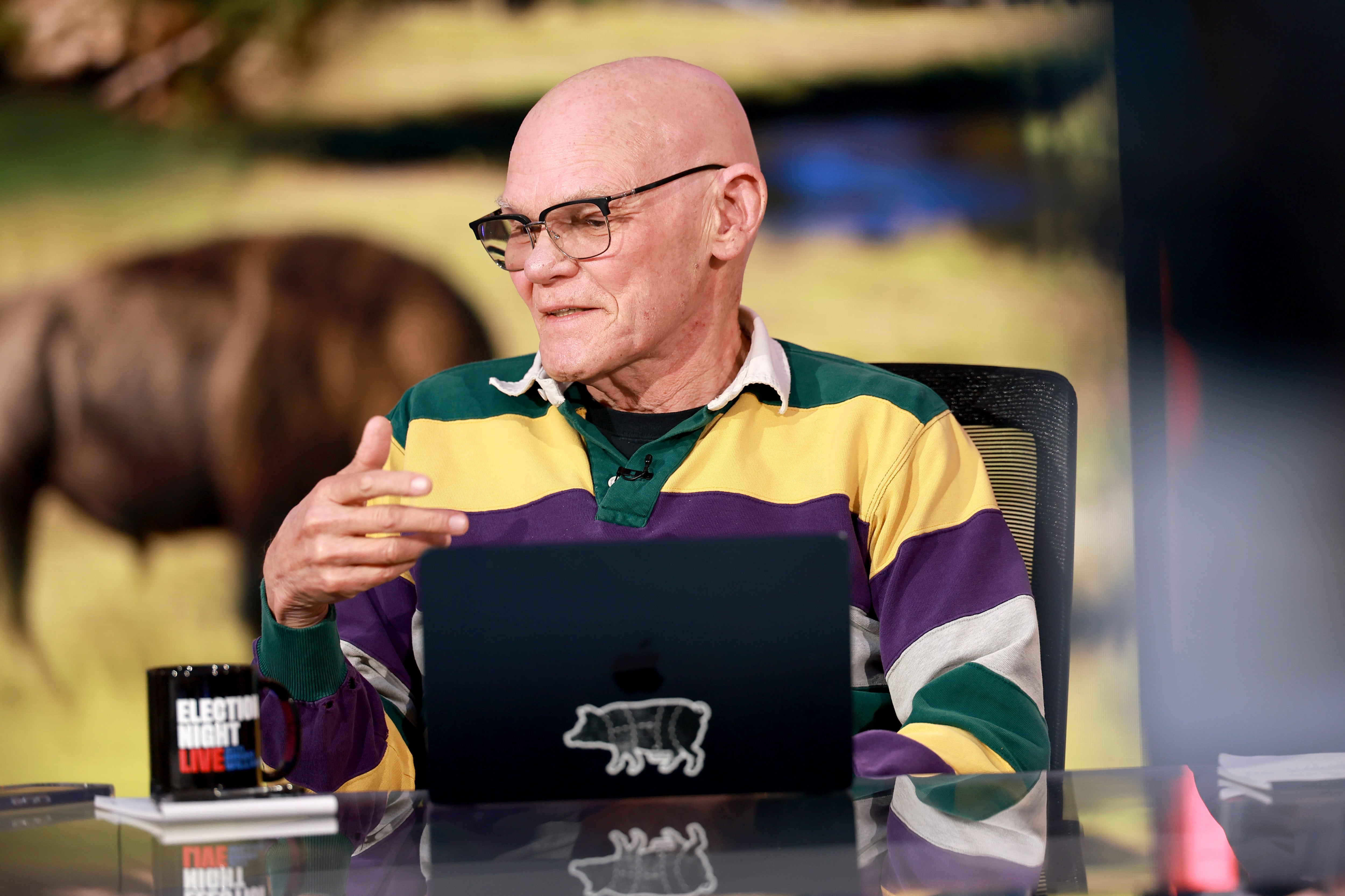 James Carville govori na pozornici tijekom izbora Night Live s Brianom Williamsom u Amazon Studios 05. studenoga 2024