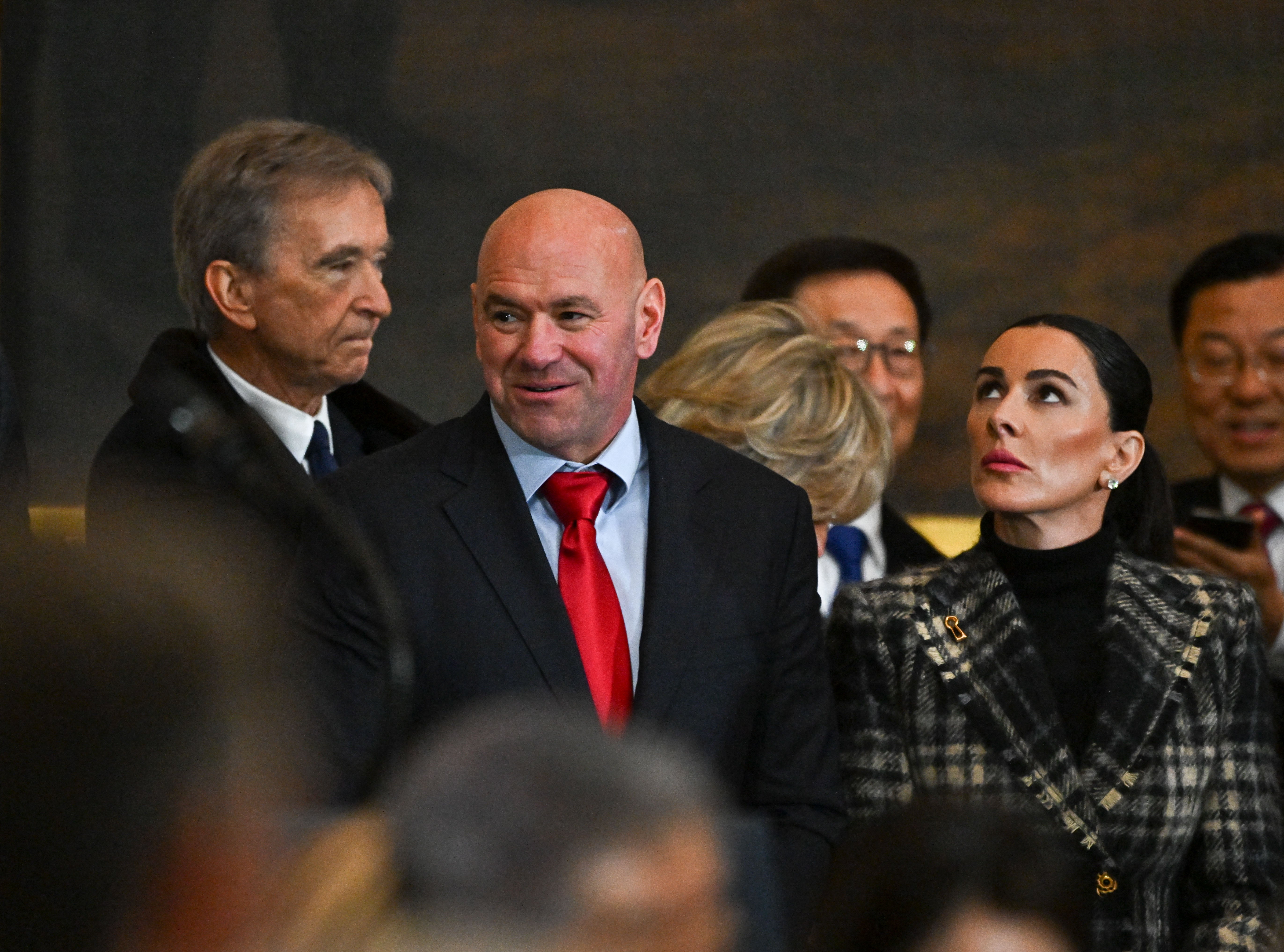 Izvršni direktor LVMH Bernard Arnault (lijevo) i osnivač UFC -a Dana White (središte) na slici su na slici Trumpove inauguracije. Arnaultova neto vrijednost pala je 5 milijardi dolara od 20. siječnja