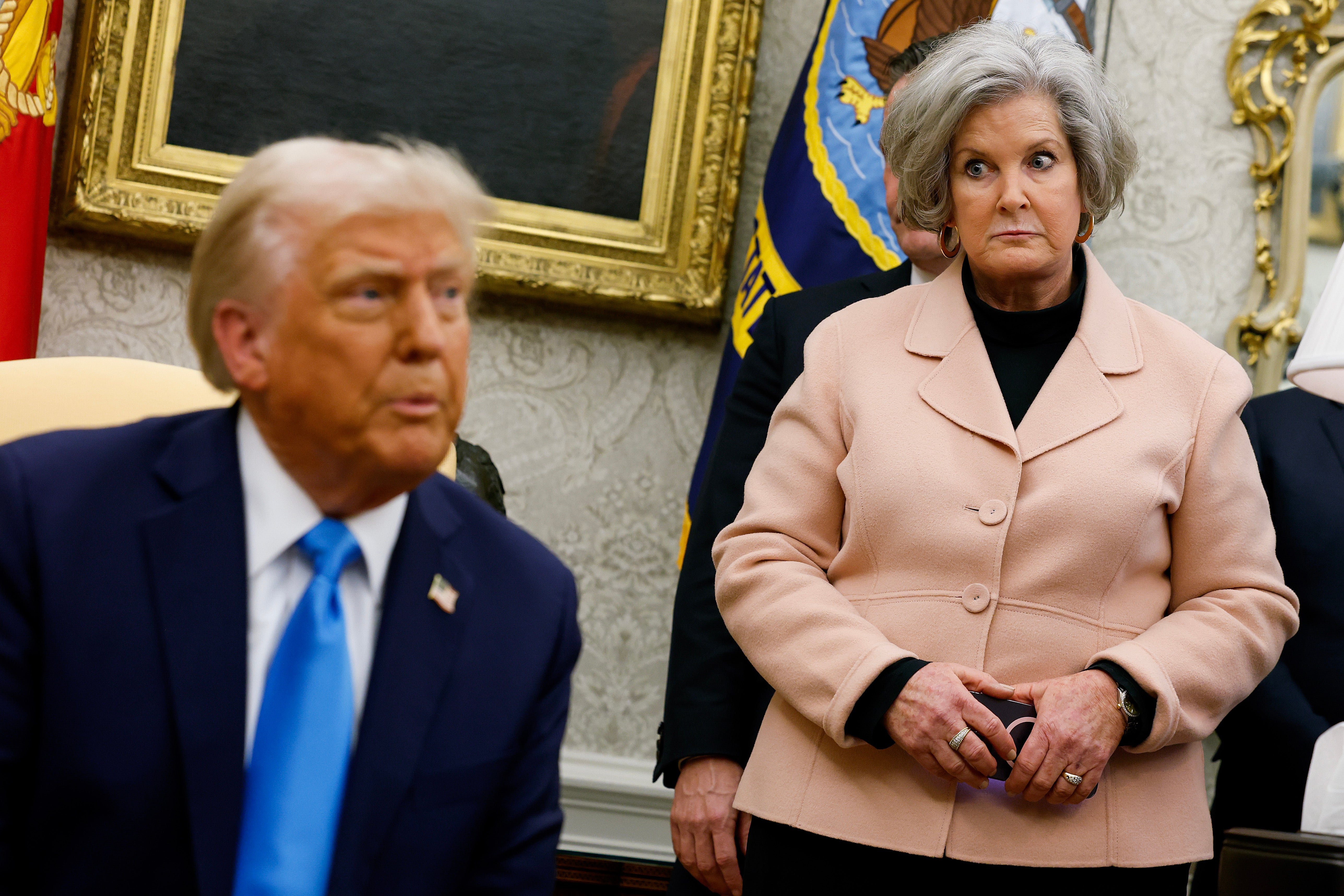 Šef stožera Bijele kuće Susie Wiles, jedna od najvjernijih političkih savjetnika Donalda Trumpa, također je navodno imala račun u javnim okruženjima. I njezin račun i valcer, privatni su nakon medijske istrage napravili
