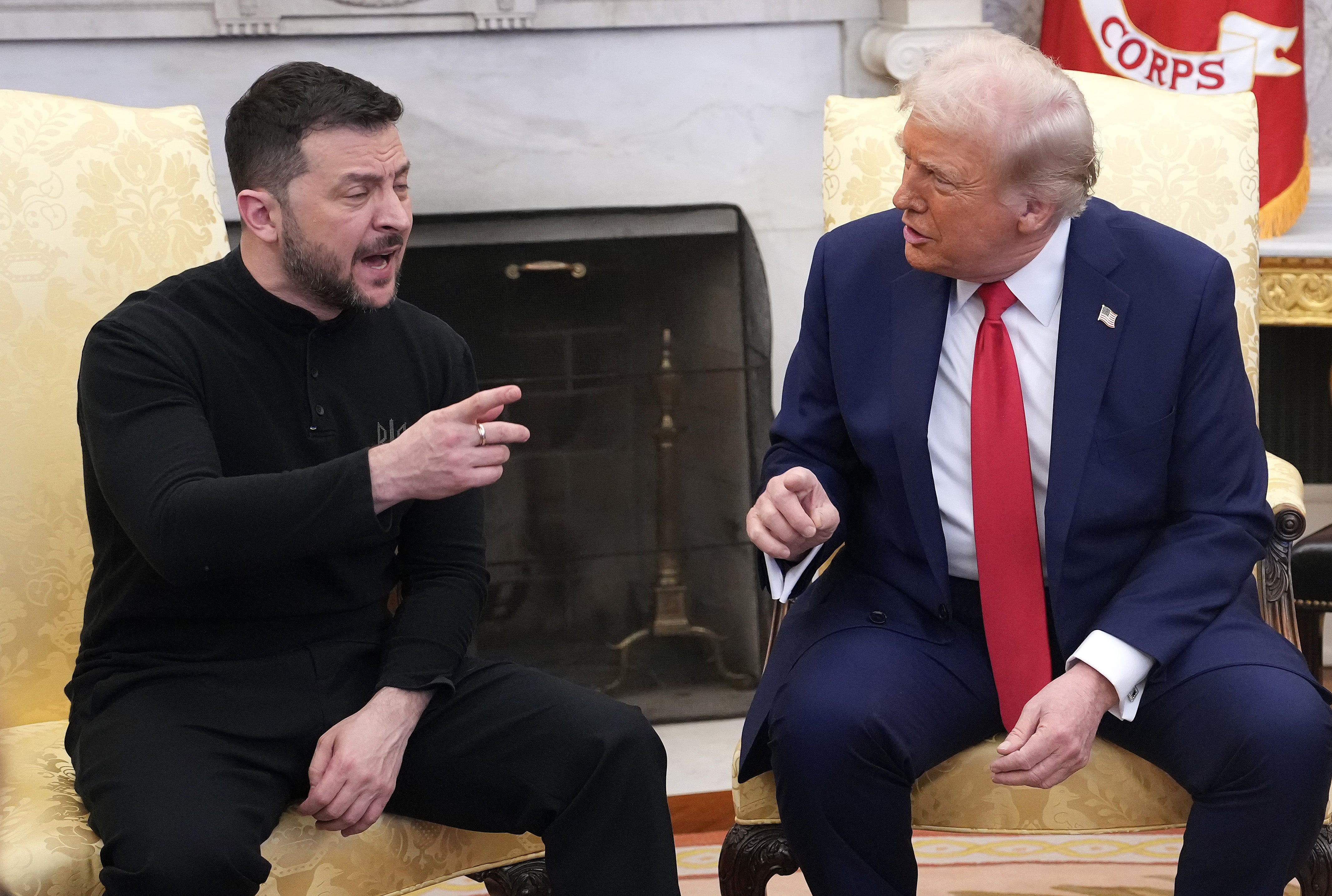 Američki predsjednik Donald Trump i ukrajinski predsjednik Volodymyr Zelensky sastaju se u Ovalnom uredu u Bijeloj kući 28. veljače 2025. u Washingtonu, DC. Njihova rasprava pred kamerama brzo je prošla po zlu dok su se počeli raspravljati o pomoći Ukrajini i diplomatskim naporima da se rat okonča s Rusijom