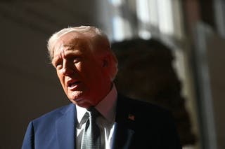 Donald Trump razgovara s članovima medija dok posjećuje John F Kennedy Center za izvedbene umjetnosti u Washingtonu