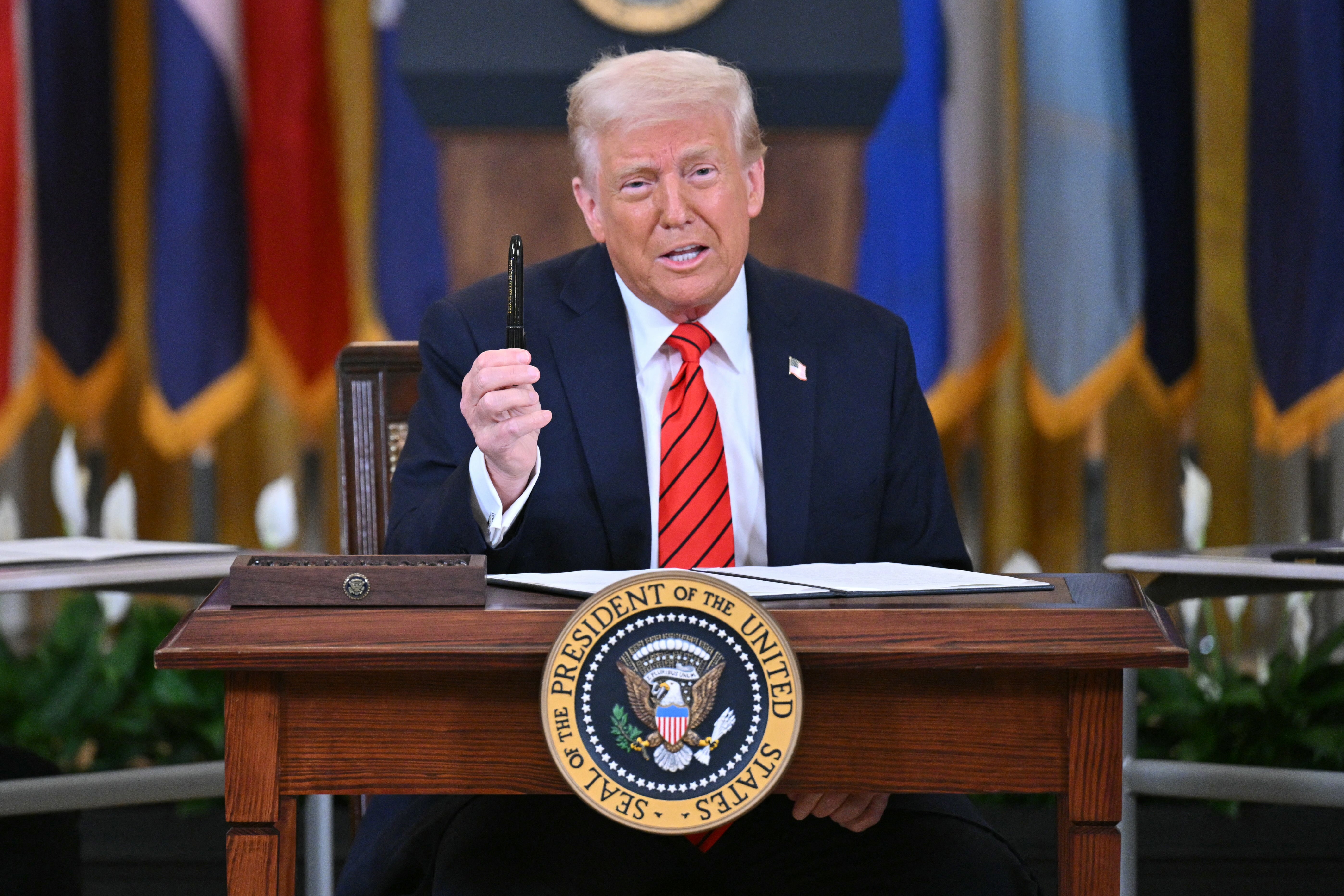 Trump drži olovku nakon potpisivanja izvršnog naloga za ukidanje Odjela za obrazovanje