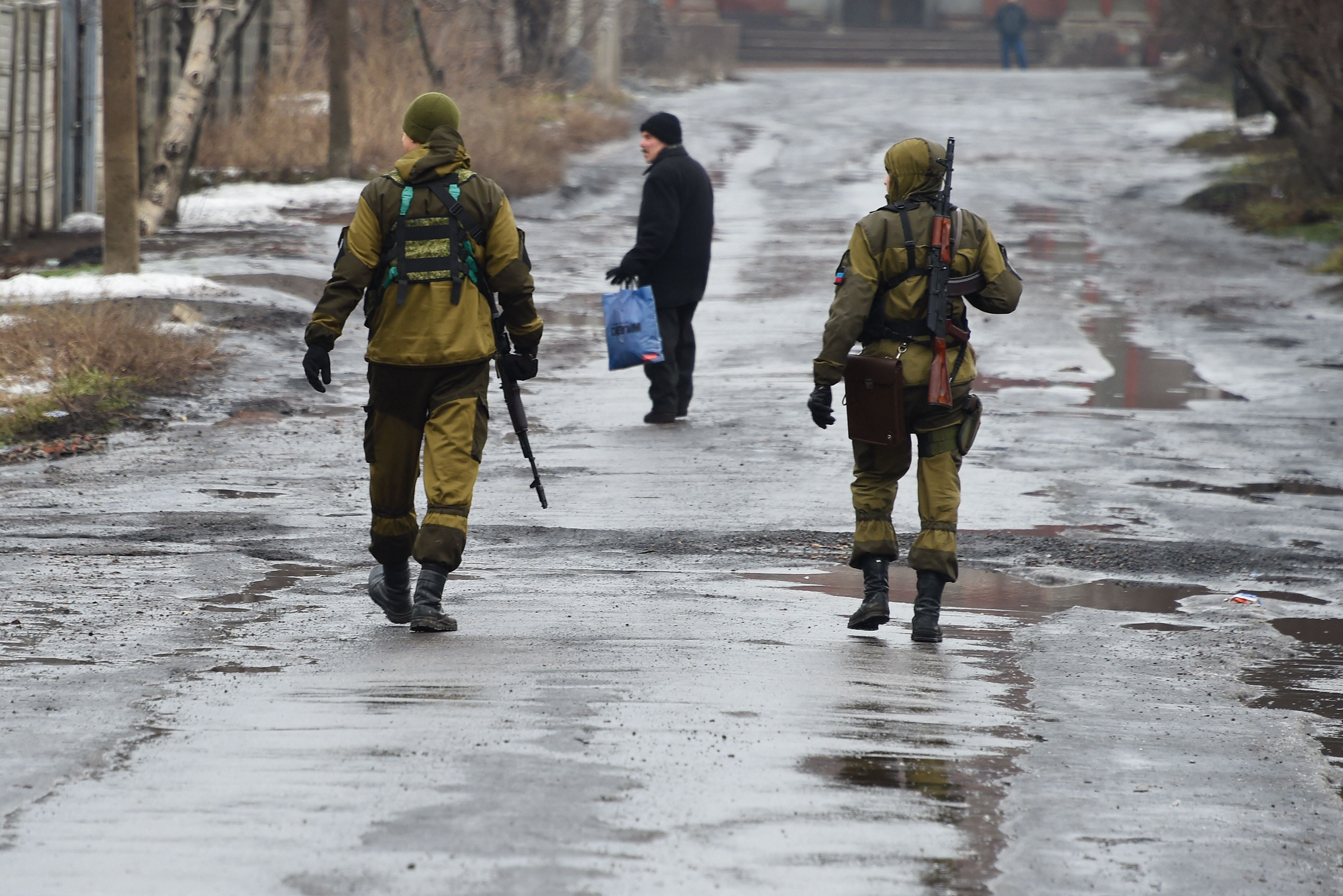 Proruski borci patroliraju ulicama Makiivka, u predgrađu istočnog ukrajinskog grada Donjecka 2015. godine