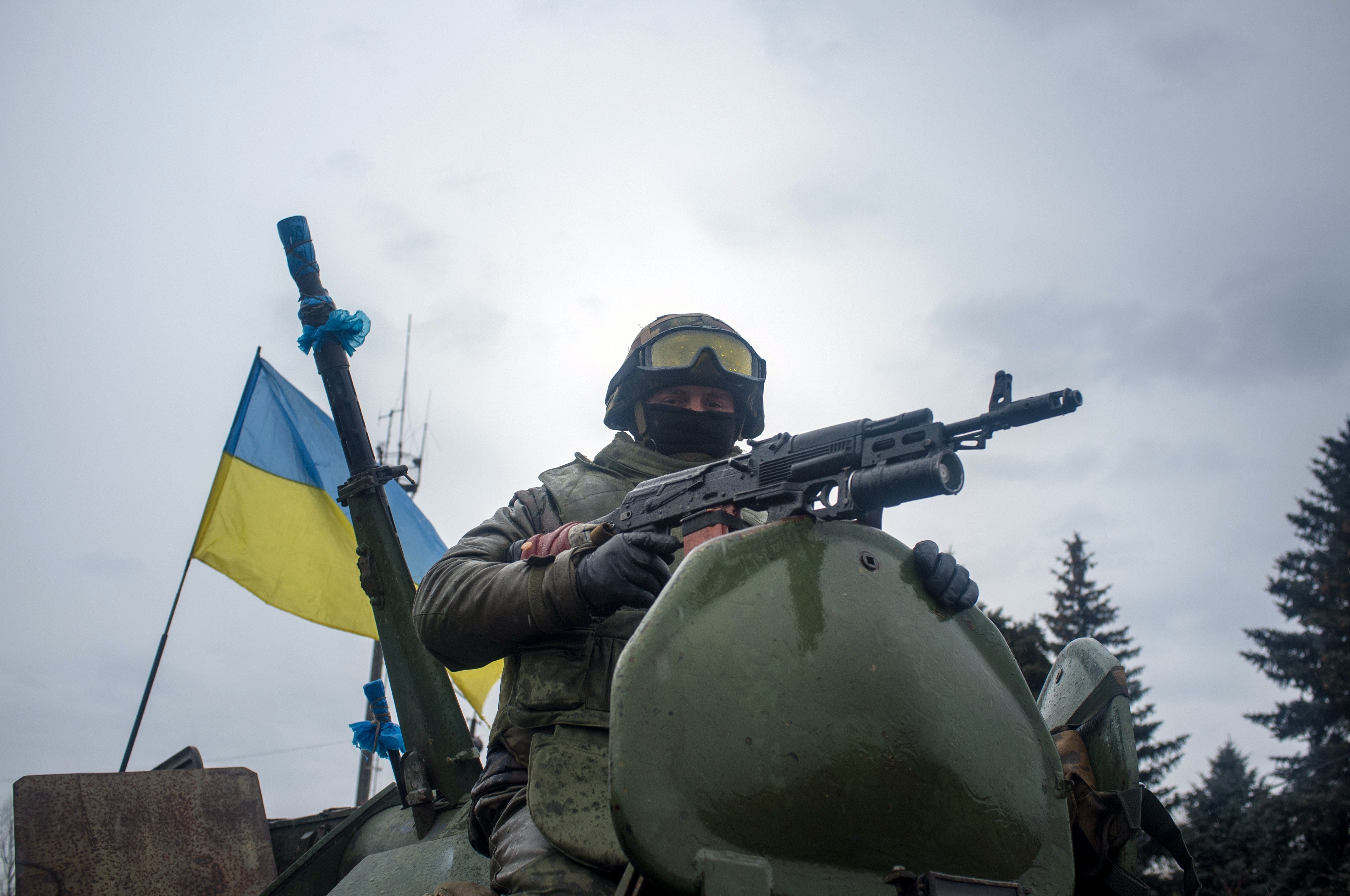 Ukrajinski vojnici voze oklopno vozilo do Debaltseve, istočna Ukrajina, regija Donjecsk