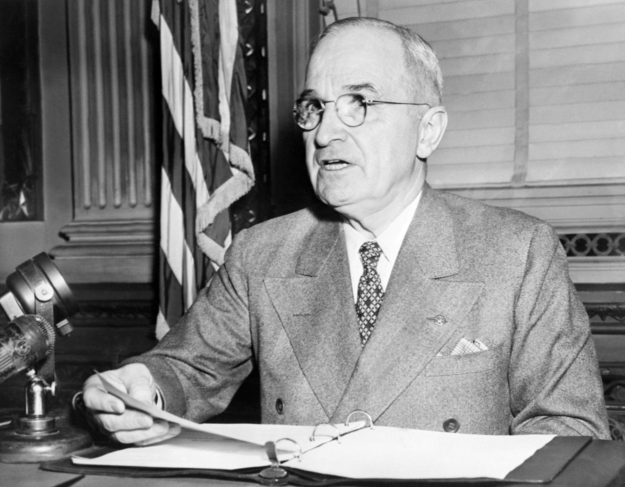Harry Truman (1884-1972), 33. predsjednik SAD-a, obraća se medijima 1945. u Washingtonu, DC njegova administracija koristila je Zakon o vanzemaljskim neprijateljima do 1951.