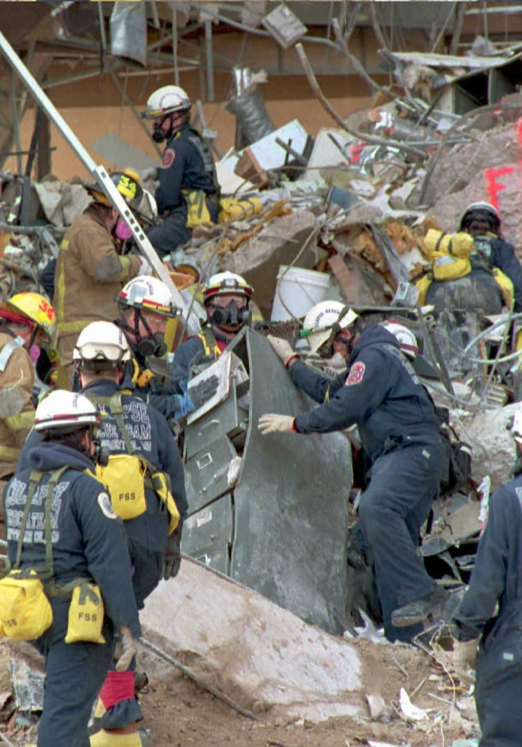 Spasilački timovi traže tijela u ruševinama savezne zgrade u Oklahoma Cityju 24. travnja 1995