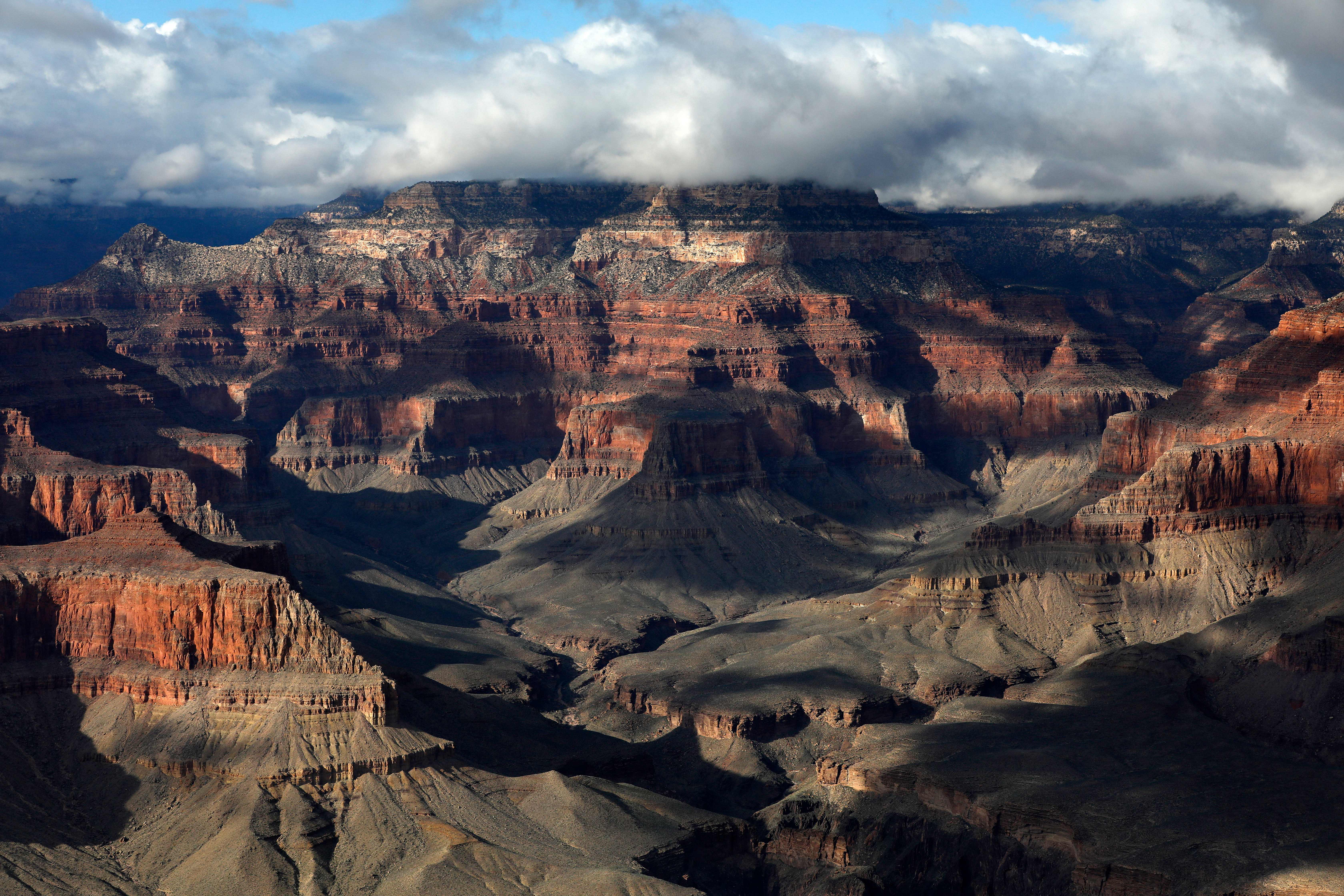 Grand Canyon, koji nudi izvanredne vidike i služi kao glavni turizam za državu, također je dom urana. Uran je vitalna komponenta za proizvodnju nuklearne energije. Nalazi se u geološkim značajkama kanjona, duboko u pješčenjaku.