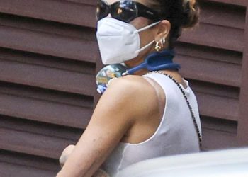 Glavna britanska pop zvijezda ide inkognito u masku za lice dok ona izlazi na dan maženja u Sydneyu