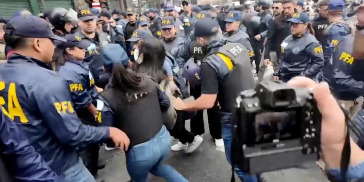 Gledajte kako argentinska policija brutalizira umirovljenike na skupu u Buenos Airesu – RT World News