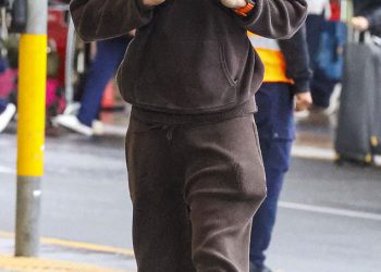 Glumac bijelog lotusa Patrick Schwarzenegger primijetio je kako dolazi u Sydney sa zvijezdama – nakon što je razbio svoju tišinu na toj sceni incesta