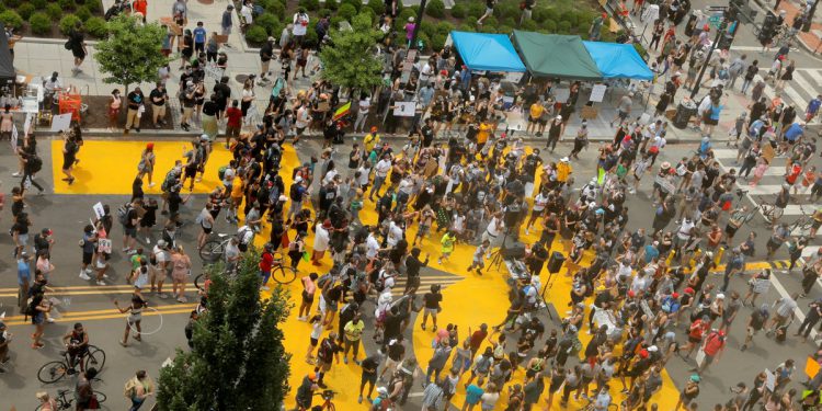 Gradonačelnik signalizira DC će preimenovati Black Lives Matter Plaza nakon savezne prijetnje financiranja