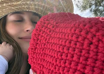 Hailey Bieber dijeli rijetke fotografije dječjeg sina Jacka Bluesa usred brige obožavatelja zbog Justina Biebera braka