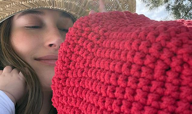 Hailey Bieber dijeli rijetke fotografije dječjeg sina Jacka Bluesa usred brige obožavatelja zbog Justina Biebera braka