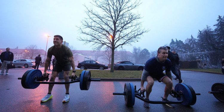 Hegseth naređuje Pentagonu da pregleda vojne standarde