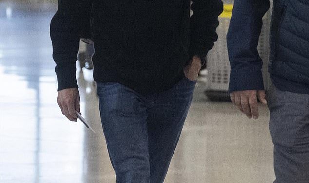 Hollywood Star izgleda neprepoznatljivo s dugom sivom bradom dok donosi dolazak u Grčku kako bi snimio adaptaciju Odiseje Christophera Nolana 250 milijuna dolara Odiseje