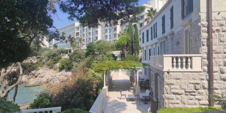 Hotelski lanac nije i ne može biti vlasnik nekretnine u statusu pomorskog dobra, koje ne poznaje pojam ‘vlasništvo’!