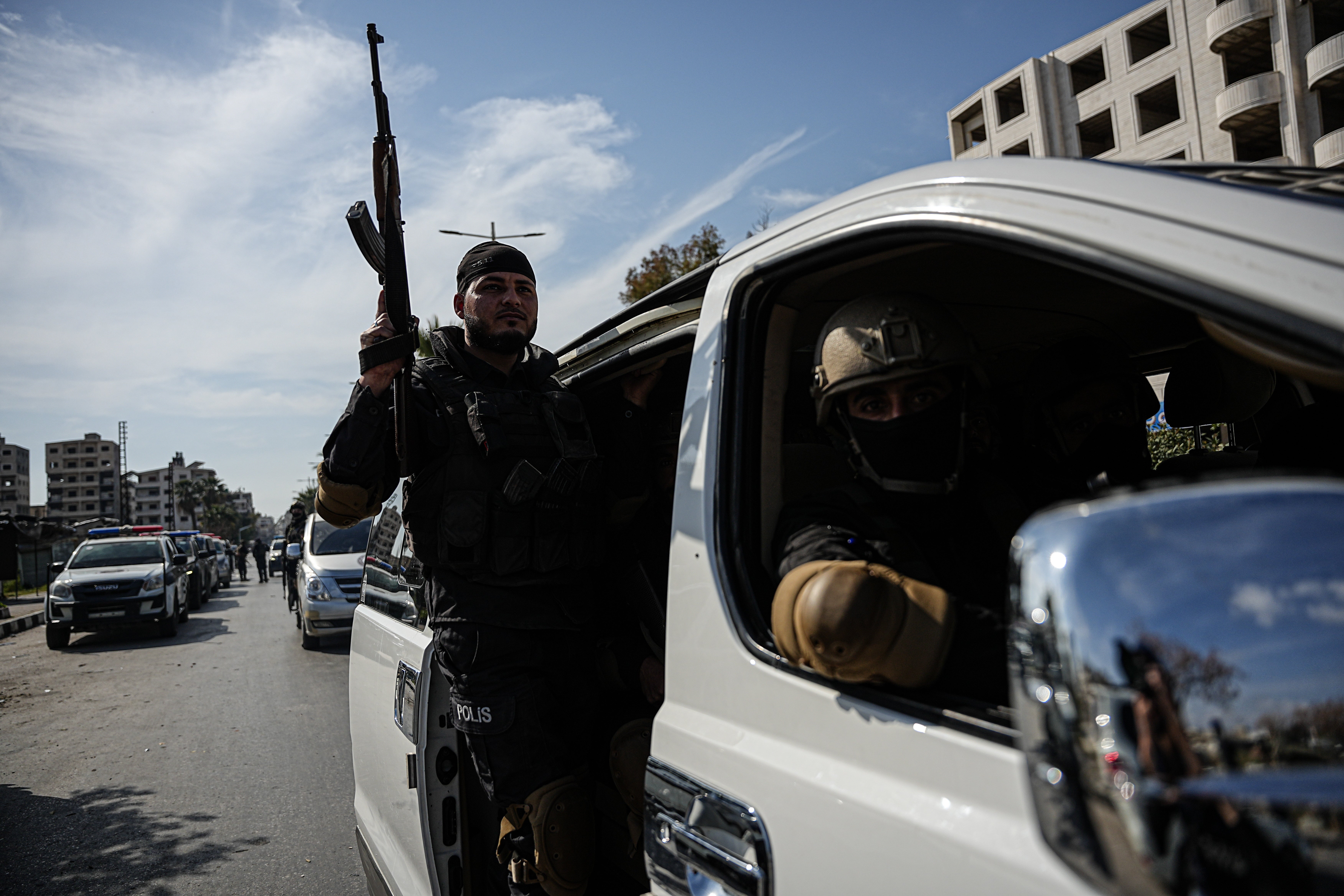 Sirijske snage patroliraju ulicom nakon nasilja u gradu Jableh Latakia