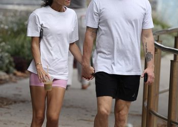 I dalje ide snažno! Michael Clarke i njegova djevojka Arabella Sherborne drže se za ruke dok idu na romantičnu šetnju u Rose Bayu