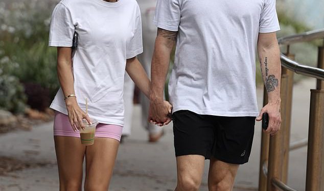 I dalje ide snažno! Michael Clarke i njegova djevojka Arabella Sherborne drže se za ruke dok idu na romantičnu šetnju u Rose Bayu