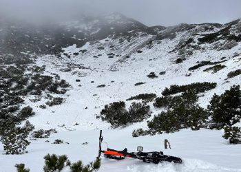 IMA LI KRAJA LJUDSKOJ GLUPOSTI? Muškarac se biciklom po zimskim uvjetima zaputio na vrh Velebita
