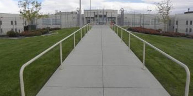 Idaho očajnički želi izgraditi objekt za pogubljenje zarobljenika ispaljivanjem odreda. Ali nitko ne želi ugovor